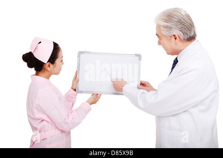 Il medico e infermiere in possesso di una lavagna bianca Foto Stock