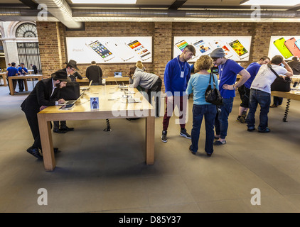 Interni Apple Store, Covent Garden, Londra, Inghilterra, Regno Unito. Foto Stock