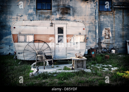 Vecchia roulotte davanti a un edificio industriale sulla hopson plantage (ora shack fino inn) in clarksdale missippi, Stati Uniti d'America Foto Stock