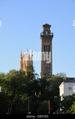 (Destro) Trinity College di Glasgow, Scozia, è la Chiesa di Scozia's College dell'Università di Glasgow. (Sinistra) Chiesa di stazionamento Foto Stock