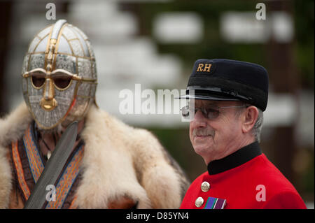 20.5.2013, Londra, Regno Unito. Chelsea titolare di pensione o di rendita con anglo-Saxon warrior su Stoke on Trent giardino Trasformazione della RHS Chelsea Flower Show Premere Giorno. Foto Stock