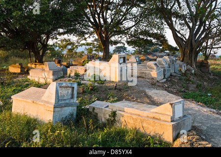 Sarcofagi presso il cimitero di Nyaung Shwe, Myanmar, Asia Foto Stock