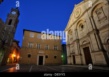 Italia, Toscana, Pienza, Piazza Pio II, municipio, palazzo vescovile e cattedrale Foto Stock