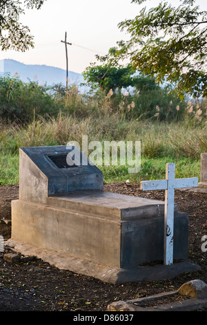 Sarcofagi presso il cimitero di Nyaung Shwe, Myanmar, Asia Foto Stock