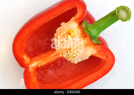 Tagliate a metà il peperone rosso con semi e levetta Foto Stock