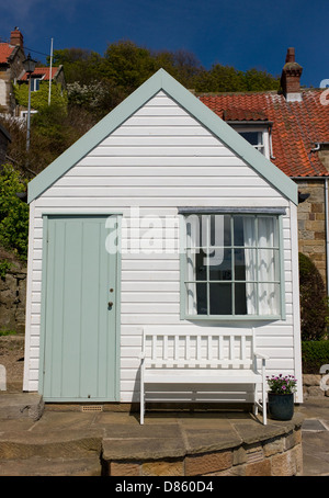 Una piccola casa in legno è accoccolato nel centro di Runswick Bay, North Yorkshire Foto Stock