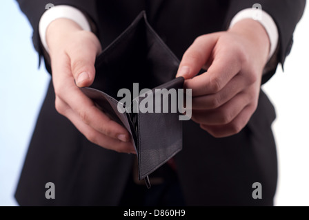 Un uomo con un portafoglio vuoto Foto Stock