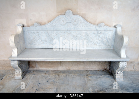 Banco di marmo nel cortile italiano del Grand Livadia Palace - palazzo estivo dell'ultimo Imperiale Russa di famiglia Foto Stock