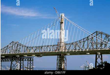 Vista della costruzione della nuova torre singola auto sospensione ancorati span di design asimmetrico Oakland Bay Bridge Foto Stock