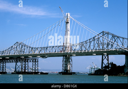 Costruzione di oriente span del sé contenuti nuovi di sospensione ponte della baia di Oakland san francisco con il vecchio ponte in background Foto Stock