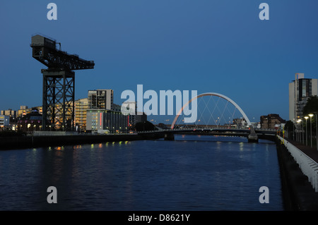 Fiume Clyde, Finnieston Crane e ponte Swinty a Glasgow, di notte. Foto Stock