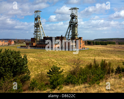 Clipstone colliery nel NOTTINGHAMSHIRE REGNO UNITO Inghilterra che chiuse nel 2003 la paletta sono elencati strutture visibili per miglia Foto Stock