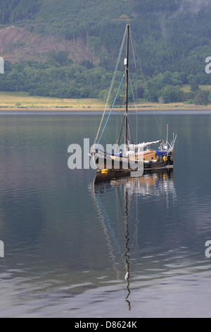 Barca ancorata sul Loch Leven in Scozia. Foto Stock