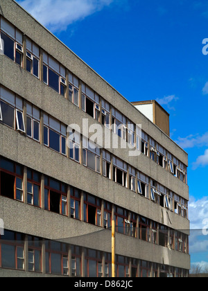 La demolizione del vecchio edificio di cemento a King's Mill NHS Hospital Sutton in Ashfield Mansfield Nottinghamshire England Regno Unito Foto Stock