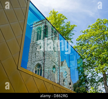 La riflessione di St fedi chiesa in giardini Brenchley Maidstone Kent. La finestra è parte di Maidstone Museum estensione. Foto Stock