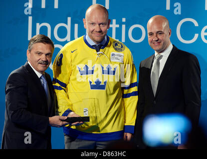 Mondiali di hockey su ghiaccio, Hall of Fame, 19 maggio 2013, Stoccolma, Svezia. Da sinistra a destra: il Presidente IIHF René Fasel, Mats Sundin e Svezia il primo ministro Fredrik Reinfeldt. (CTK foto/Vit Simanek) Foto Stock