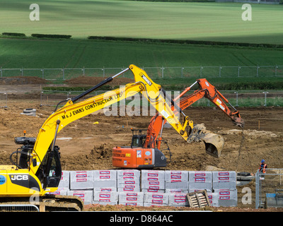 Pesanti macchine movimento terra per la preparazione di terreni rurali per l'alloggiamento di sviluppo, Grantham, Lincs Foto Stock