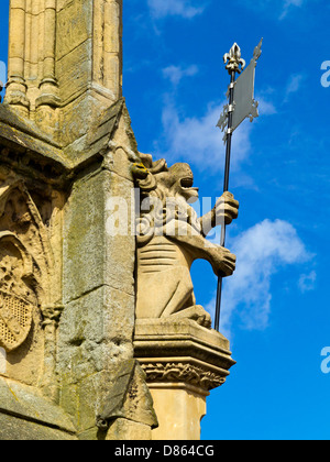 Dettaglio del Bentinck monumento in memoria che sorge al centro del mercato in Mansfield Nottinghamshire England Regno Unito Foto Stock