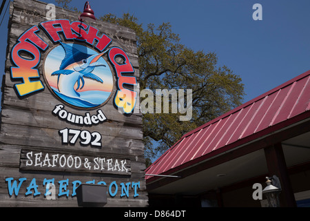 Hot Fish Club Ristorante e Bar segno sulla Mickey Spillane Waterfront autostrada, Pawleys Island, SC, STATI UNITI D'AMERICA Foto Stock