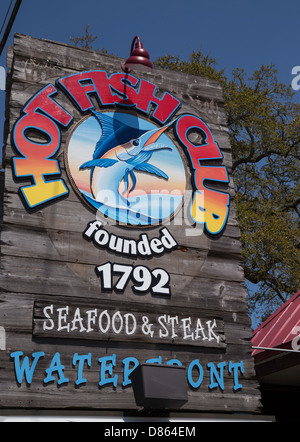 Hot Fish Club Ristorante e Bar segno sulla Mickey Spillane Waterfront autostrada, Pawleys Island, SC, STATI UNITI D'AMERICA Foto Stock