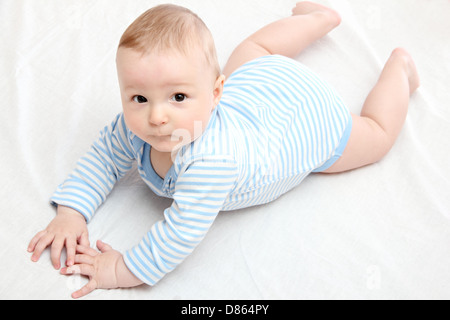 Baby boy giace sul letto Foto Stock