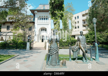 Il monumento in bronzo Anton Chekhov e signora con il cane, Yalta, Crimea, Ucraina, Europa orientale Foto Stock