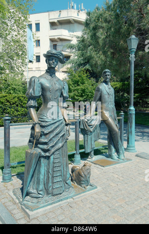 Il monumento in bronzo Anton Chekhov e signora con il cane, Yalta, Crimea, Ucraina, Europa orientale Foto Stock