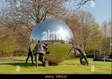 Un pezzo di arte pubblica dal titolo "Un altro gioco di palla' da Kevin Atherton al Kings Hill lo sviluppo in Kent, Regno Unito Foto Stock