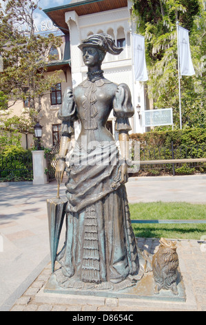 Il monumento in bronzo Signora con il cane, Yalta, Crimea, Ucraina, Europa orientale Foto Stock