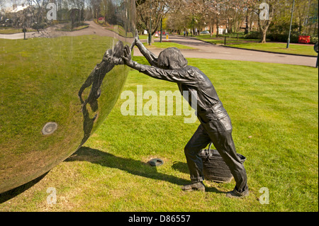 Un pezzo di arte pubblica dal titolo "Un altro gioco di palla' da Kevin Atherton al Kings Hill lo sviluppo in Kent, Regno Unito Foto Stock