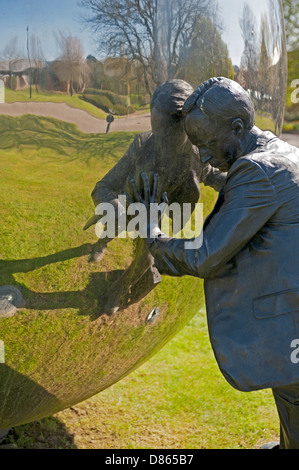 Un pezzo di arte pubblica dal titolo "Un altro gioco di palla' da Kevin Atherton al Kings Hill lo sviluppo in Kent, Regno Unito Foto Stock