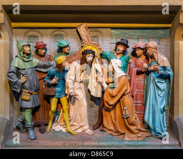 Una delle stazioni della Via Crucis, progettato da scultore fiammingo Alois De Beule. St Augustines Chiesa Ramsgate. Foto Stock