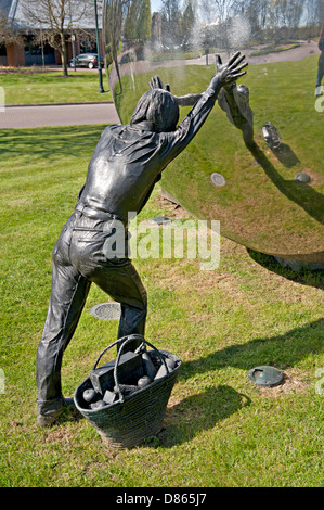 Un pezzo di arte pubblica dal titolo "Un altro gioco di palla' da Kevin Atherton al Kings Hill lo sviluppo in Kent, Regno Unito Foto Stock