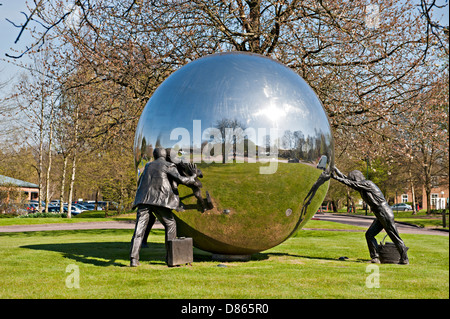 Un pezzo di arte pubblica dal titolo "Un altro gioco di palla' da Kevin Atherton al Kings Hill lo sviluppo in Kent, Regno Unito Foto Stock