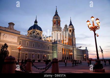 Gli illuminati dalla Cattedrale Almudena Santa Maria la Real de La Almudena di Madrid di notte, Spagna, Europa Foto Stock