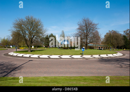 Un pezzo di arte pubblica dal titolo "Un altro gioco di palla' da Kevin Atherton su una rotatoria a Kings Hill nel Kent, Regno Unito Foto Stock