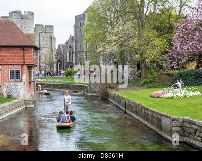 Famiglia asiatica godendo di un punt viaggio sul fiume Stour Westgate Gardens Canterbury Kent England Foto Stock