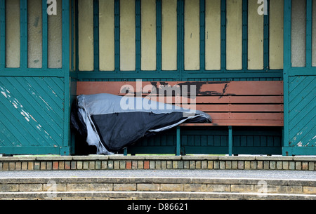 Hove SUSSEX REGNO UNITO 19 Maggio 2013 - Uomo sonno agitato in un rifugio sul lungomare di Hove Foto Stock