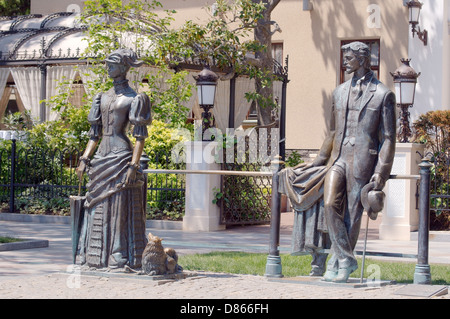 Il monumento in bronzo Anton Chekhov e signora con il cane, Yalta, Crimea, Ucraina, Europa orientale Foto Stock