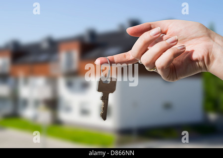 Donna di mano che tiene le chiavi di casa nuova Foto Stock