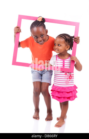 Ritratto di un grazioso piccolo americano africano ragazze, tenendo una cornice immagine,isolati su sfondo bianco Foto Stock