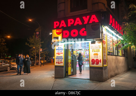 New York, NY - 19 Maggio 2013 - Papaia cane, a tarda notte ristorante fast food nel Greenwich Village. © Stacy Rosenstock Walsh Foto Stock