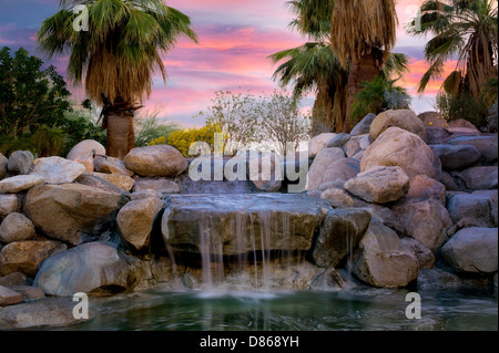 Le cascate di Faye Sarkowsky Sculpture Garden. Palm Desert, California Foto Stock