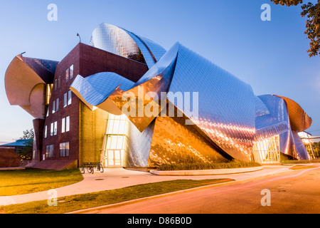 Peter B. Lewis Edificio, titanio, di Frank Gehry di Case Western Reserve University in Cleveland Ohio Foto Stock