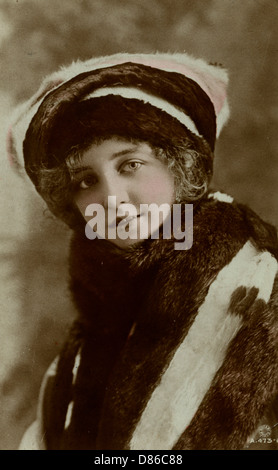 Bella giovane donna in pelliccia cappotto e cappello Foto Stock