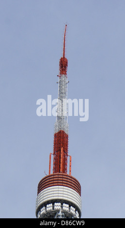 La Tokyo Tower, un punto di riferimento iconico in Giappone, è stata fotografata dopo il terremoto e lo tsunami di Tohoku del 2011. L'immagine mostra la resilienza della struttura in seguito al disastro e la sua continua importanza per lo skyline di Tokyo. Foto Stock