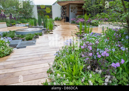 Londra, Regno Unito. 20 Maggio 2013.RBC blu acqua giardino sul tetto. Il primo giorno del Chelsea Flower Show. Il Royal Hospital Chelsea. Credito: Guy Bell/Alamy Live News Foto Stock