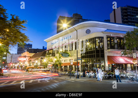 La vita notturna di Rush Street, parte della Gold Coast, Chicago, Illinois Foto Stock