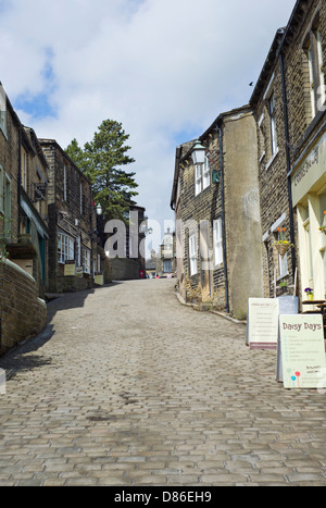 La strada principale attraverso il villaggio di Haworth nel West Yorkshire, Inghilterra, Regno Unito Foto Stock