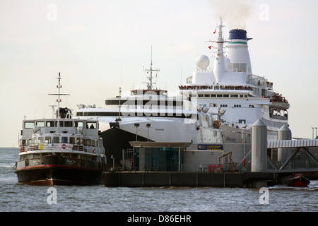 Mersey ferry catamarano e crociera sul fiume Mersey Pier Head in Liverpool Foto Stock